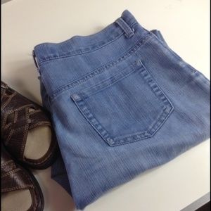 GLORIA VANDERBILT Amanda Light Rinse Distressed Jeans 16